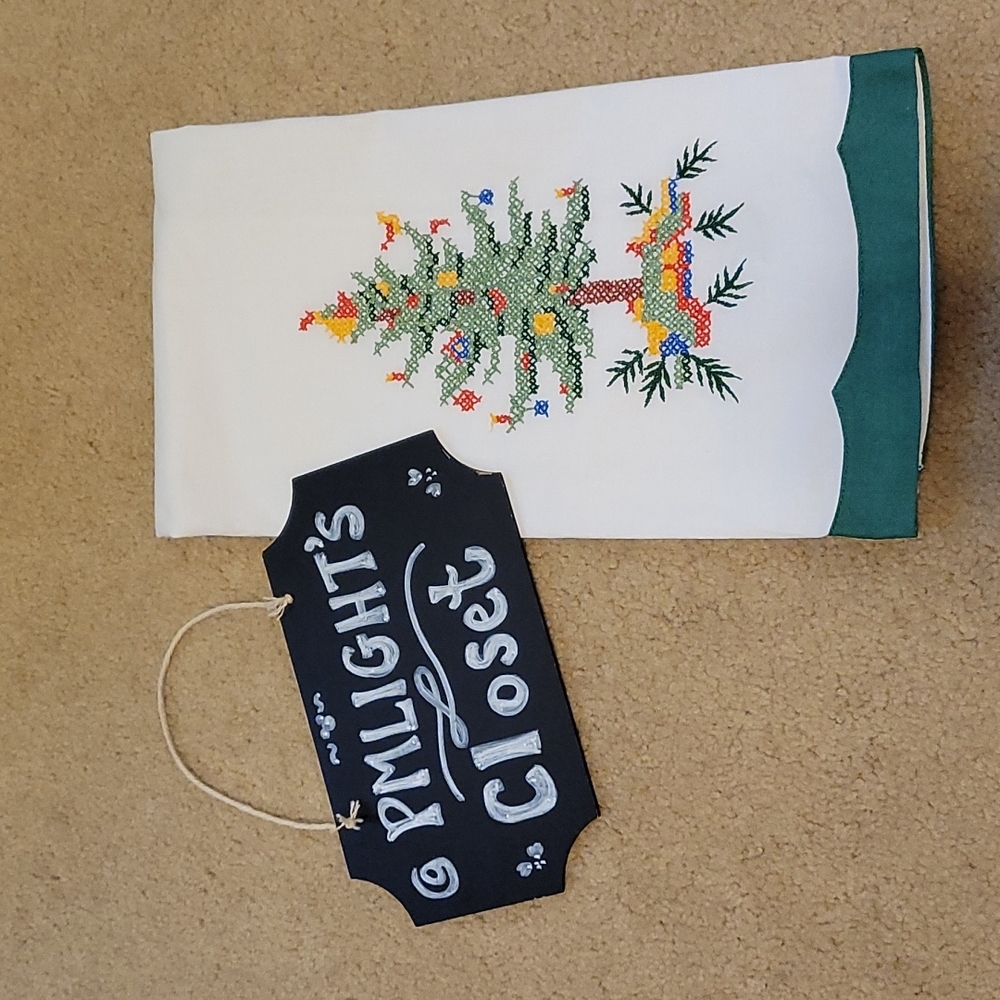 Lilian Vernon Christmas Tree Fingertip Hand Towel White